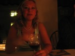 Mariella sköljer ner maten med lite vin =)