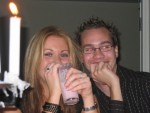 Camilla njuter av mjölkdrink, och Thomas bara ler... vad är hemligheten? =)
