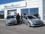 Här hämtar vi våra nya firmabilar! 2 st Peugeot 206 RC, en liten sportig bil med STOR motor (180hk) gör att de är ruskigt k