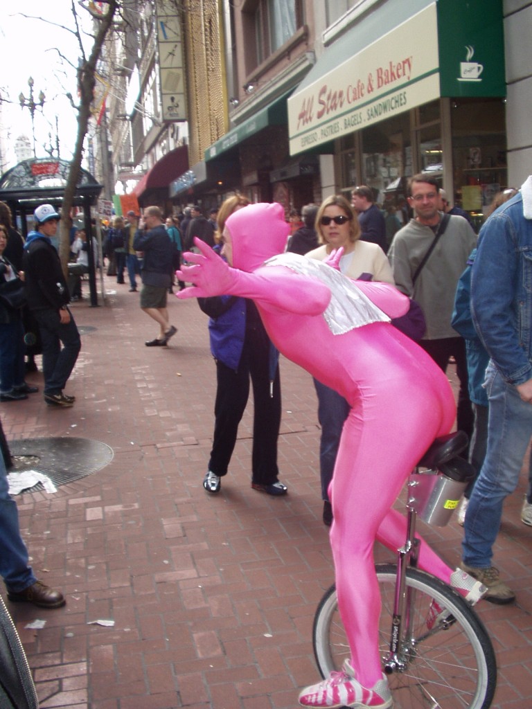 Hmm, en oerhört skum rosa man (?) på enhjuling som försökte flyga.
