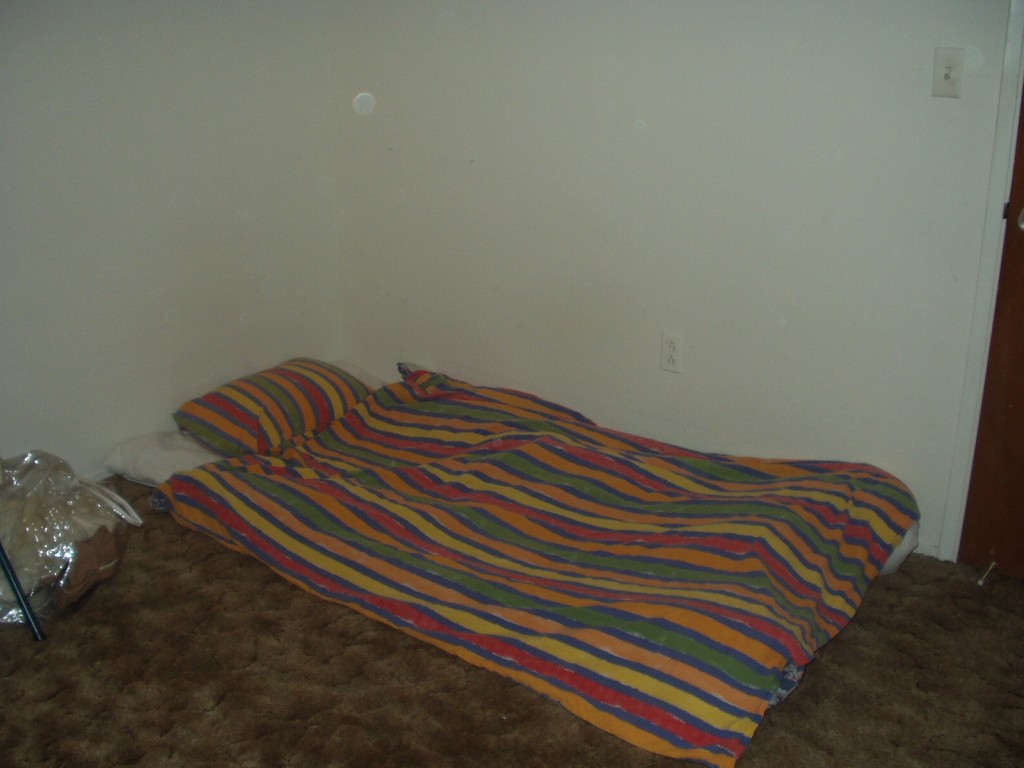 Första natten på golvet... Nu ser det bättre du då där står en säng!